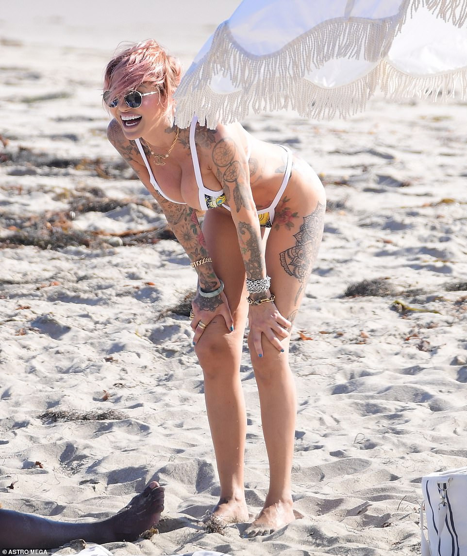 Mỹ nhân Tina Louise hôn đắm đuối ‘trùm’ hip-hop trên bãi biển ảnh 6