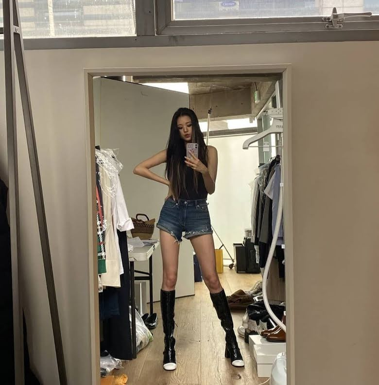 Nữ idol sở hữu ‘đôi chân dài nhất K-pop’ có phải Lisa (Black Pink)? ảnh 7