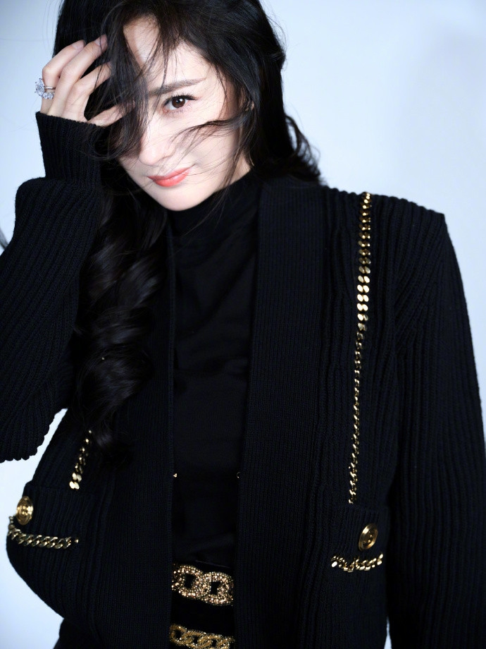 Dương Mịch mặc crop-top trẻ trung, vòng eo phẳng lì đáng ngưỡng mộ ảnh 6