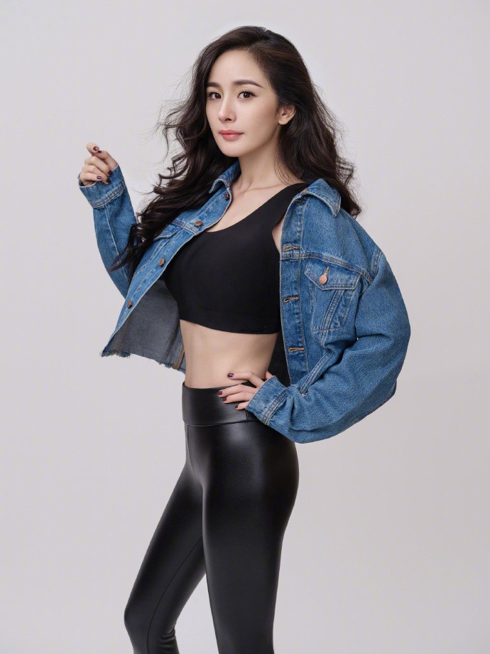 Dương Mịch mặc crop-top trẻ trung, vòng eo phẳng lì đáng ngưỡng mộ ảnh 1