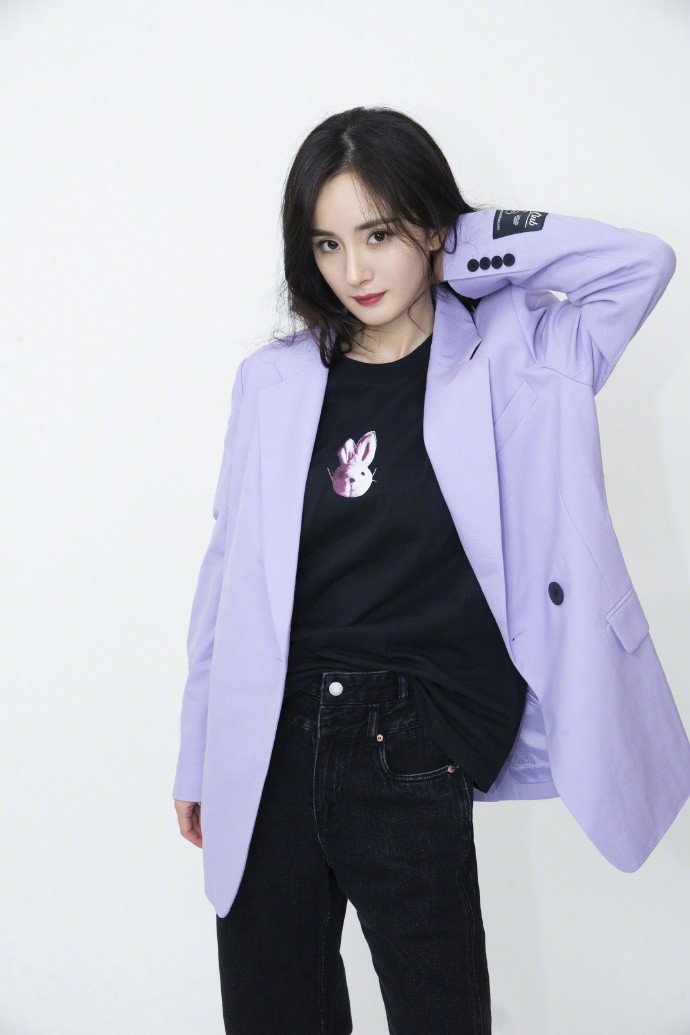 Dương Mịch mặc crop-top trẻ trung, vòng eo phẳng lì đáng ngưỡng mộ ảnh 4