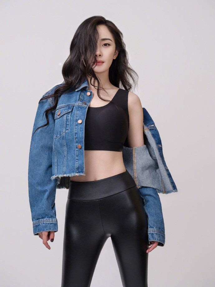 Dương Mịch mặc crop-top trẻ trung, vòng eo phẳng lì đáng ngưỡng mộ ảnh 3