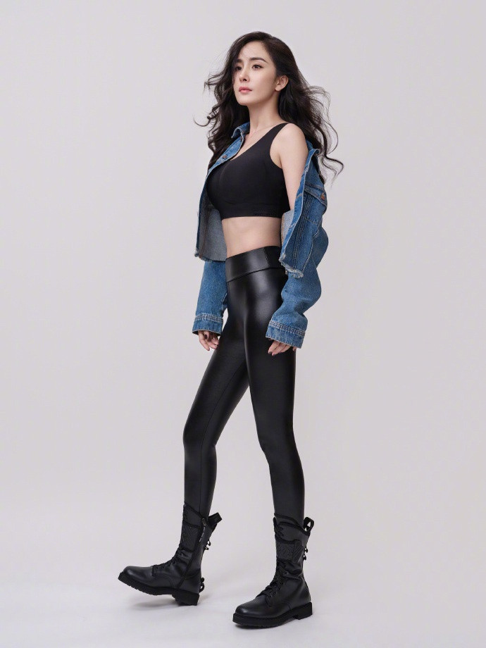 Dương Mịch mặc crop-top trẻ trung, vòng eo phẳng lì đáng ngưỡng mộ ảnh 2