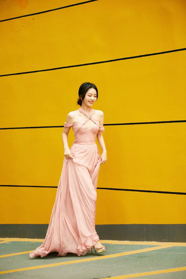 ‘Bóc trần’ nhan sắc thật của loạt mỹ nhân Hoa ngữ tại lễ bế mạc Kim Ưng 2020 ảnh 23