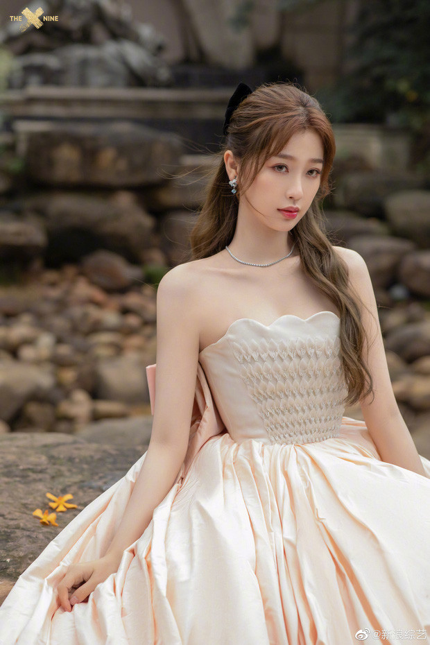 ‘Bóc trần’ nhan sắc thật của loạt mỹ nhân Hoa ngữ tại lễ bế mạc Kim Ưng 2020 ảnh 13