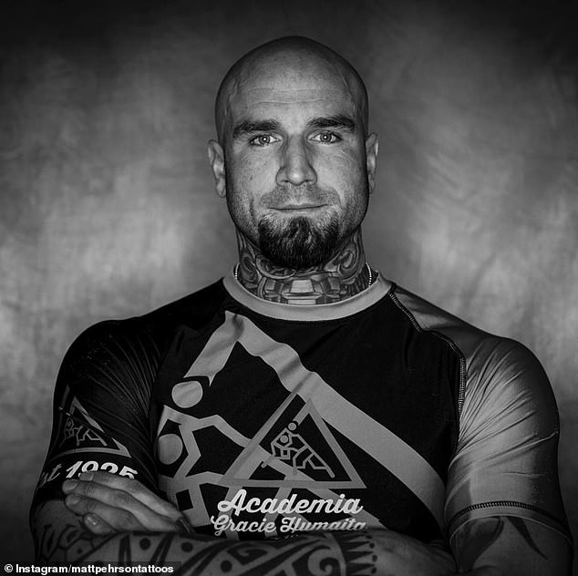 Người đàn ông gây ‘bão’ mạng với hình xăm như lỗ thủng trên đầu ảnh 2