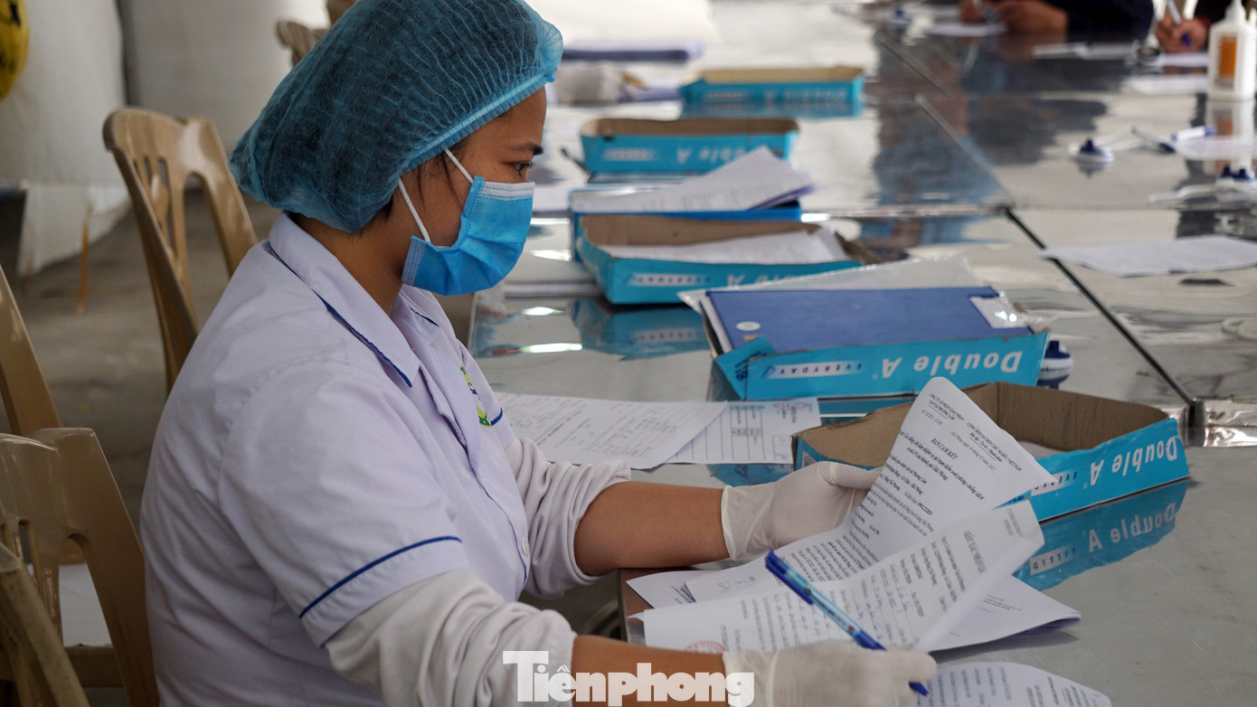 Hàng nghìn xe tải nườm nượp qua chốt COVID-19 trên QL5 ra cảng Hải Phòng ảnh 4