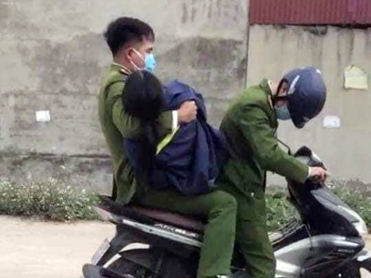 Làm việc quá tải, nữ nhân viên y tế ngất xỉu tại điểm lấy mẫu xét nghiệm ảnh 1