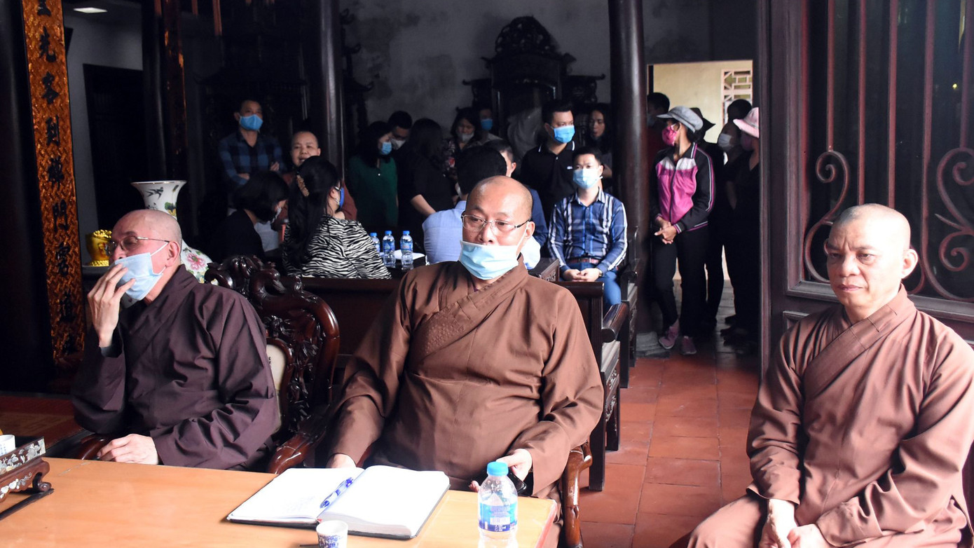 Sư trụ trì vẩy nhang trúng tay phật tử bị phạt giáo dưỡng 3 tháng ảnh 1