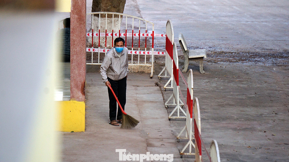 Cận cảnh người dân phơi nắng, tập thể dục trong khu cách ly ở Hải Phòng ảnh 11