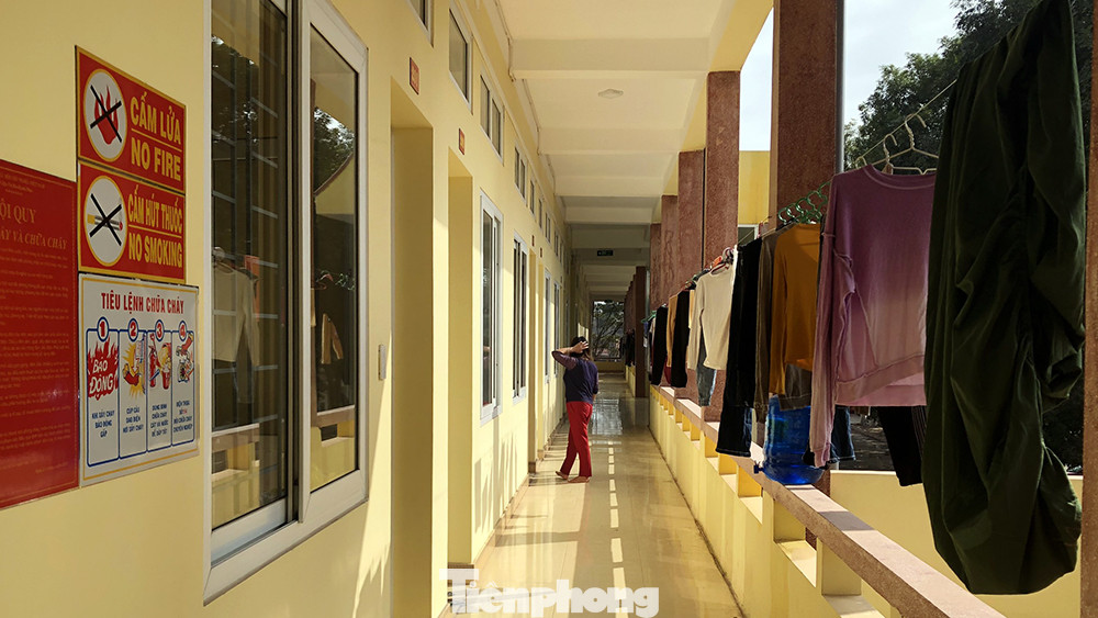 Cận cảnh người dân phơi nắng, tập thể dục trong khu cách ly ở Hải Phòng ảnh 1