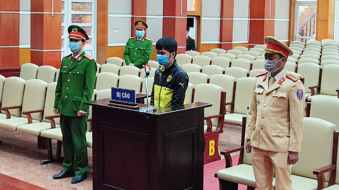 Sau 1 tuần ‘thông chốt’, đánh công an, nam thanh niên lĩnh án 15 tháng tù ảnh 1