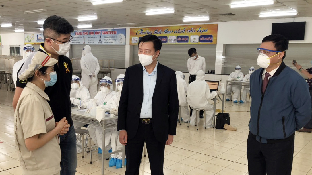 Cận cảnh lấy mẫu xét nghiệm hàng nghìn công nhân Hải Dương sau Tết ảnh 8