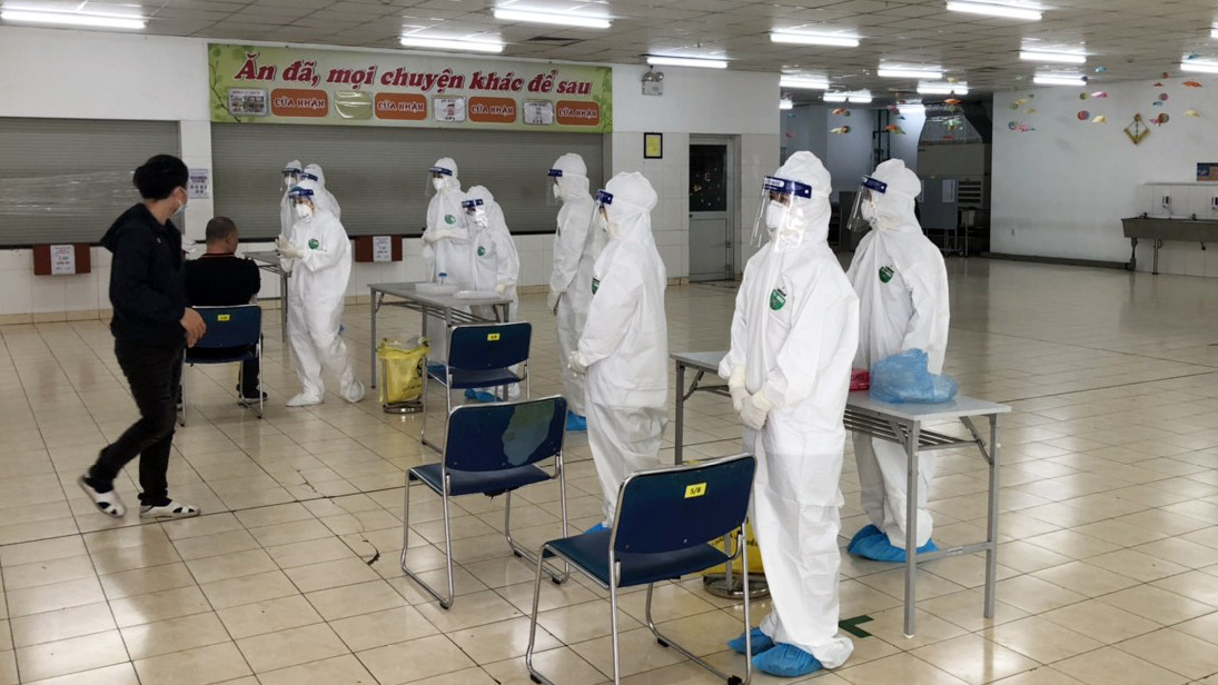 Cận cảnh lấy mẫu xét nghiệm hàng nghìn công nhân Hải Dương sau Tết ảnh 4