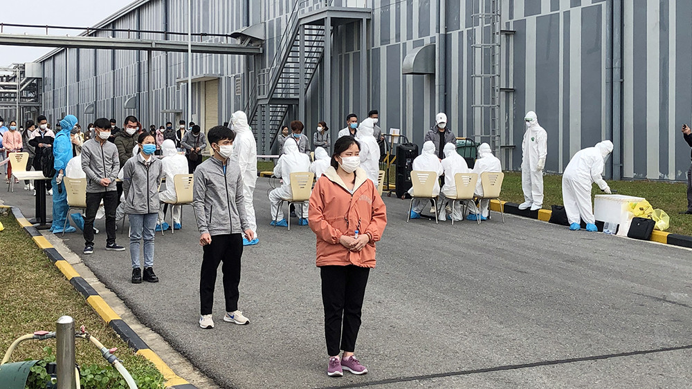 Cận cảnh lấy mẫu xét nghiệm hàng nghìn công nhân Hải Dương sau Tết ảnh 7