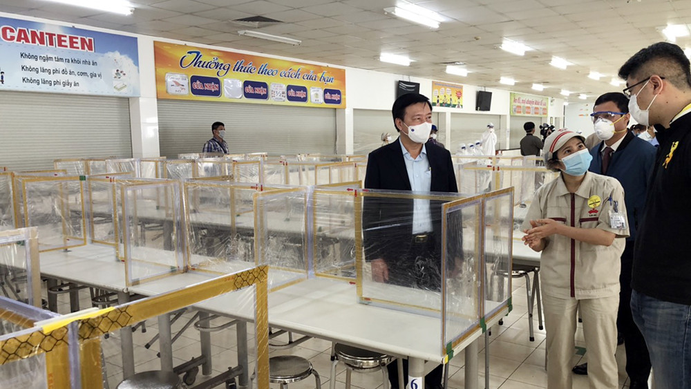 Cận cảnh lấy mẫu xét nghiệm hàng nghìn công nhân Hải Dương sau Tết ảnh 9