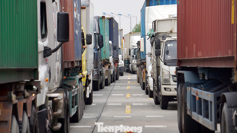 Xe tải, container nối đuôi hàng km trên cao tốc Hà Nội - Hải Phòng chờ khai báo y tế ảnh 8