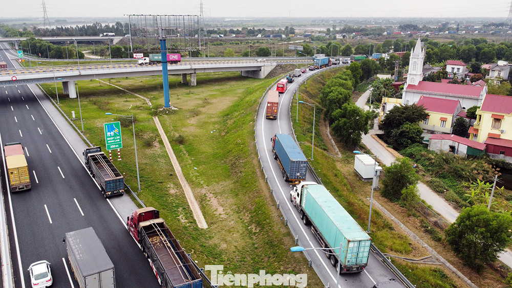 Xe tải, container nối đuôi hàng km trên cao tốc Hà Nội - Hải Phòng chờ khai báo y tế ảnh 4