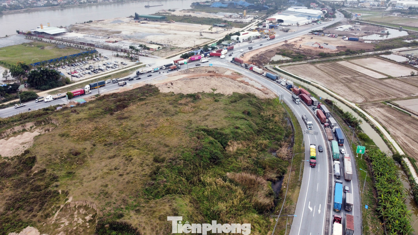 Xe tải, container nối đuôi hàng km trên cao tốc Hà Nội - Hải Phòng chờ khai báo y tế ảnh 9