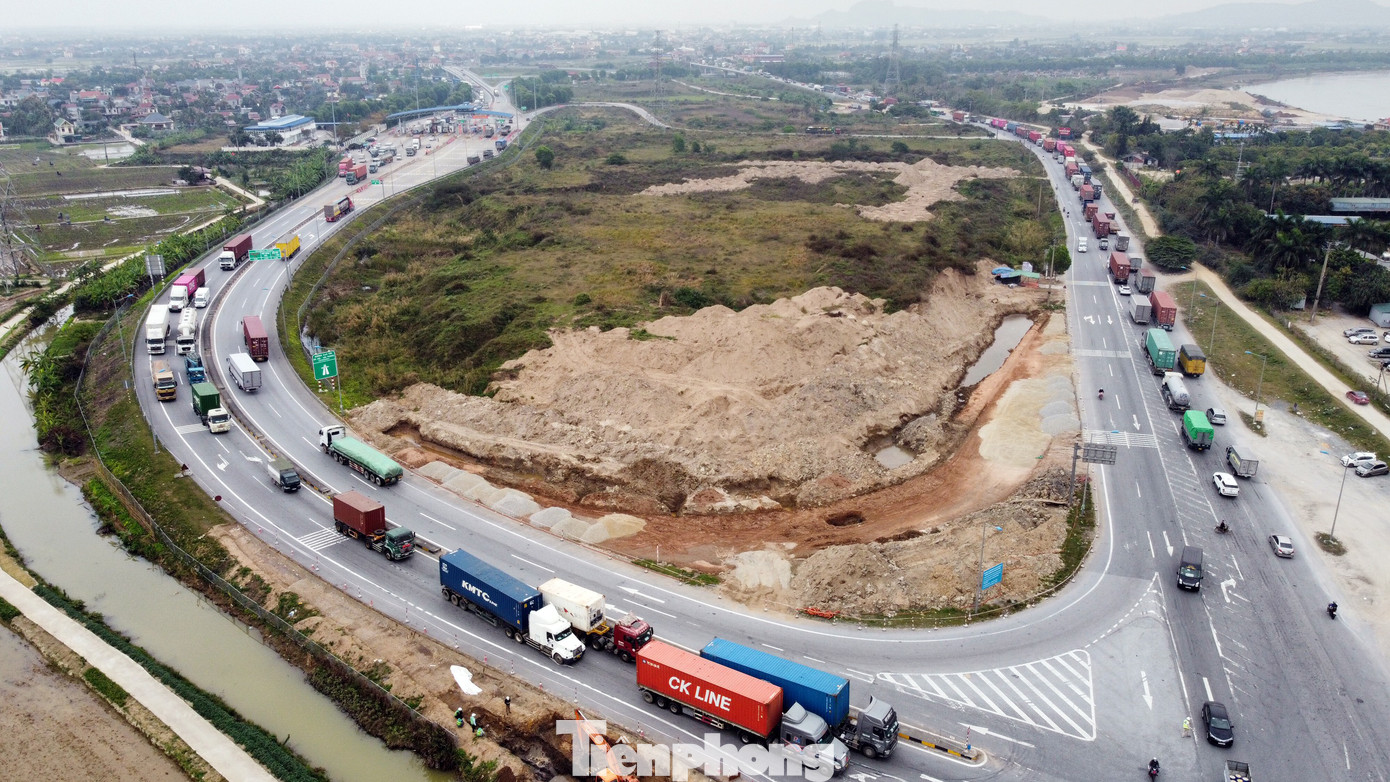 Xe tải, container nối đuôi hàng km trên cao tốc Hà Nội - Hải Phòng chờ khai báo y tế ảnh 10