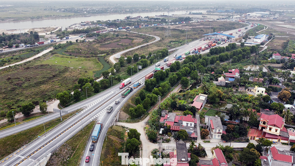 Xe tải, container nối đuôi hàng km trên cao tốc Hà Nội - Hải Phòng chờ khai báo y tế ảnh 3