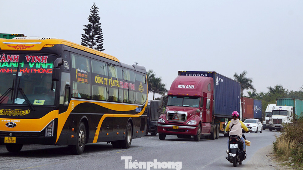 Xe tải, container nối đuôi hàng km trên cao tốc Hà Nội - Hải Phòng chờ khai báo y tế ảnh 11
