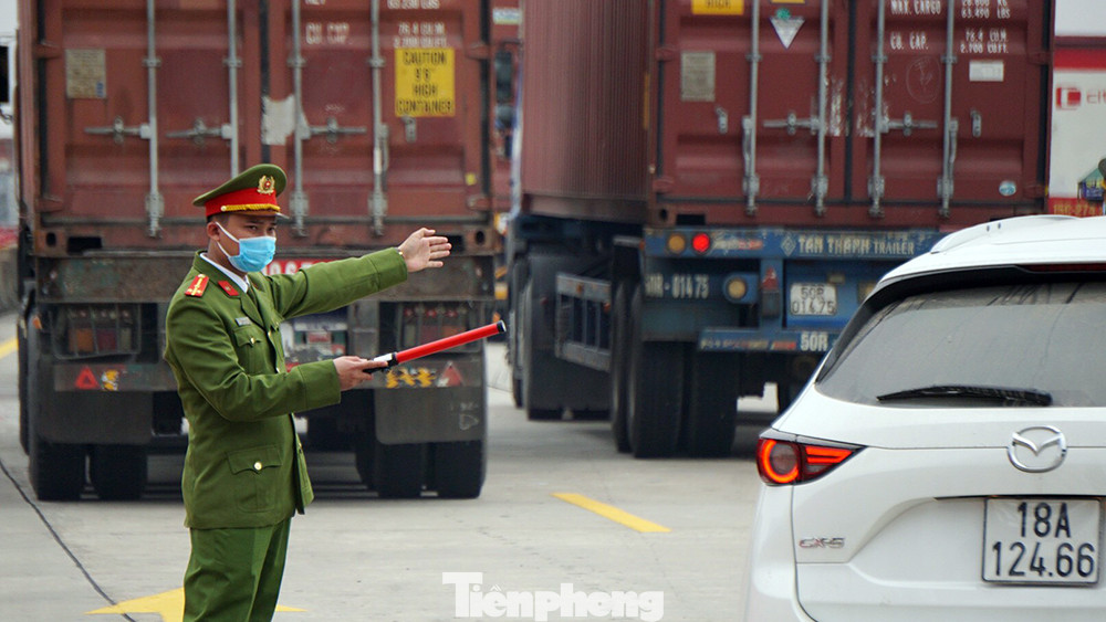 Xe tải, container nối đuôi hàng km trên cao tốc Hà Nội - Hải Phòng chờ khai báo y tế ảnh 7