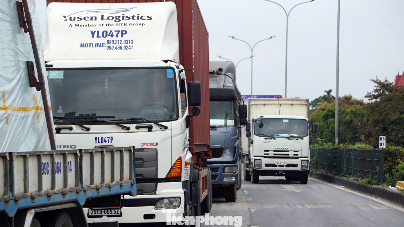 Hàng nghìn xe tải nườm nượp qua chốt COVID-19 trên QL5 ra cảng Hải Phòng ảnh 9