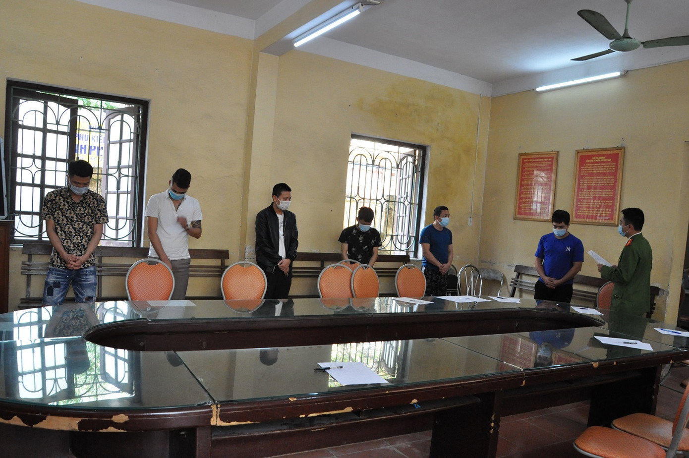 5 cô gái cùng bạn nam 'thác loạn' ma túy trong khách sạn ảnh 1