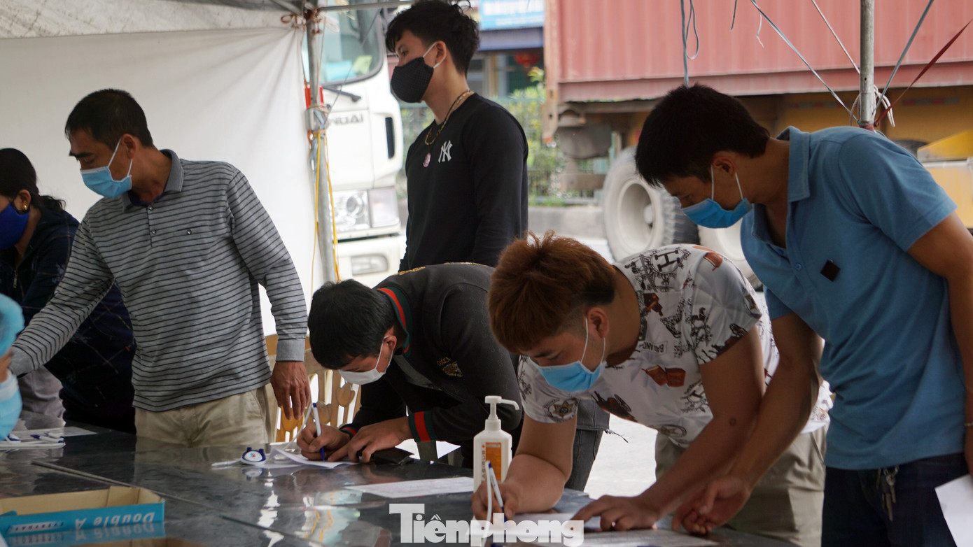 Hàng nghìn xe tải nườm nượp qua chốt COVID-19 trên QL5 ra cảng Hải Phòng ảnh 5