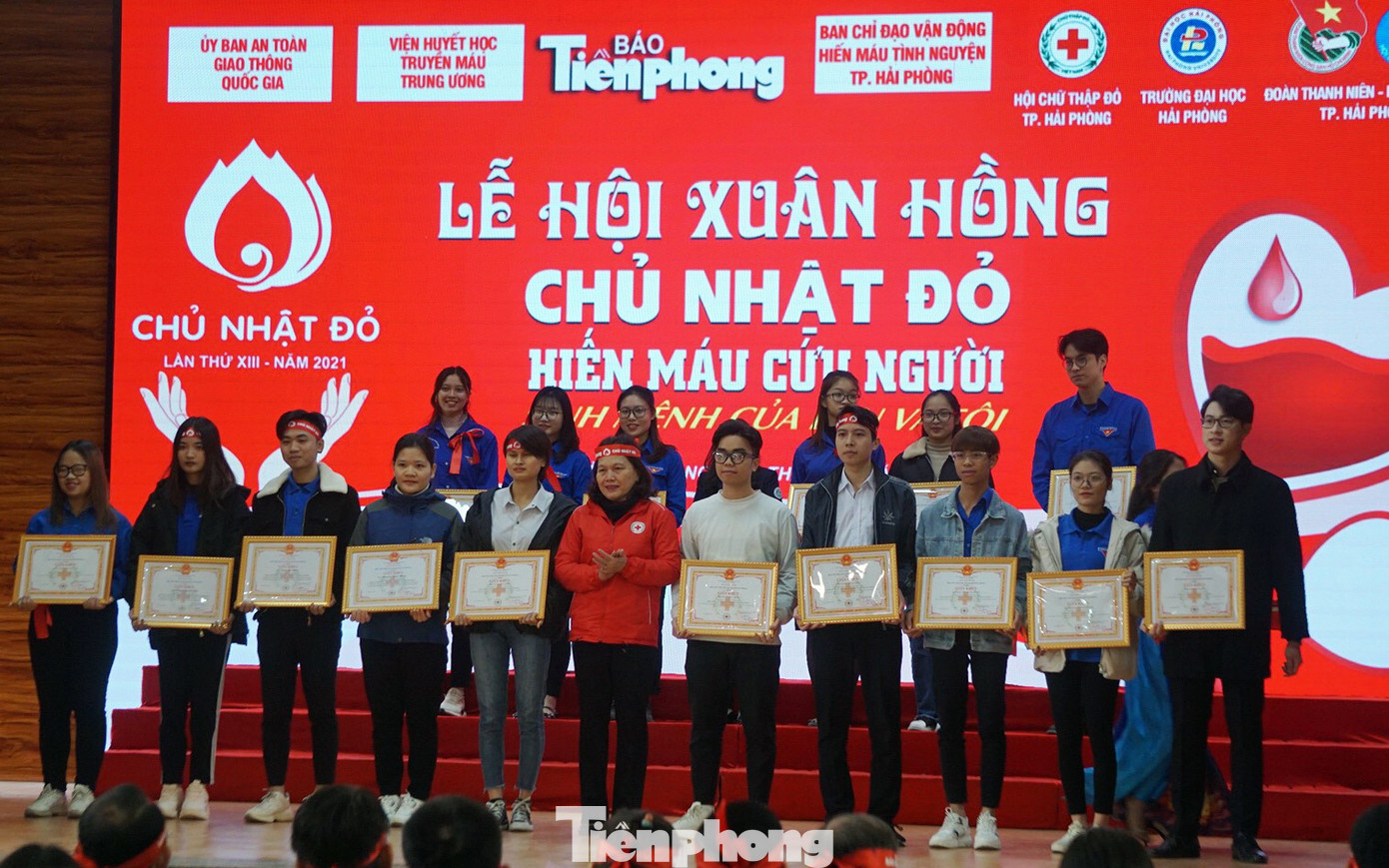Đông đảo bạn trẻ tham gia hiến máu cứu người tại Đại học Hải Phòng ảnh 15