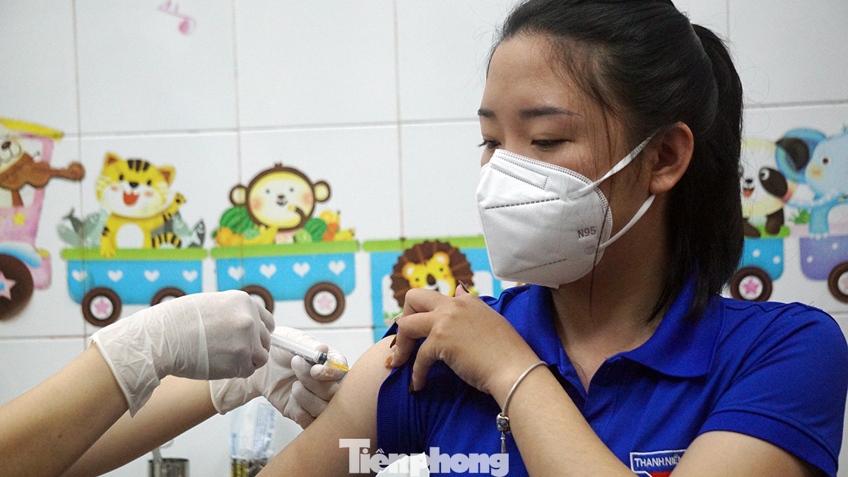 5 trường hợp có biểu hiện sốt sau tiêm vắc xin COVID-19 ở Hải Dương ảnh 1