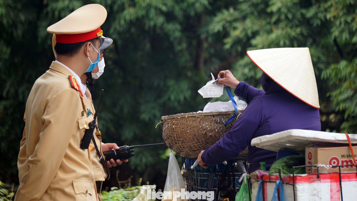 Cận cảnh các chốt phong tỏa ở Hải Phòng sau ca dương tính SARS-CoV-2 ảnh 8