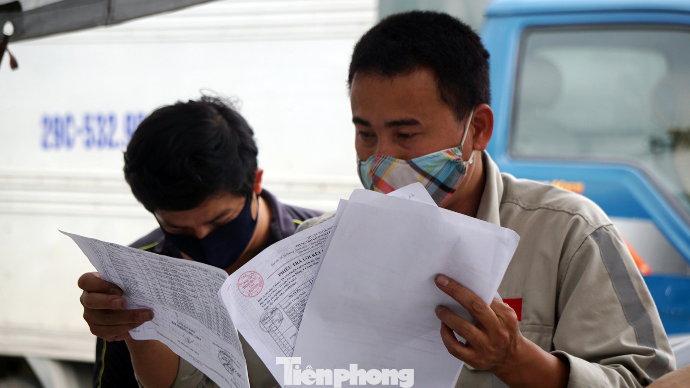 Hàng nghìn xe tải nườm nượp qua chốt COVID-19 trên QL5 ra cảng Hải Phòng ảnh 3