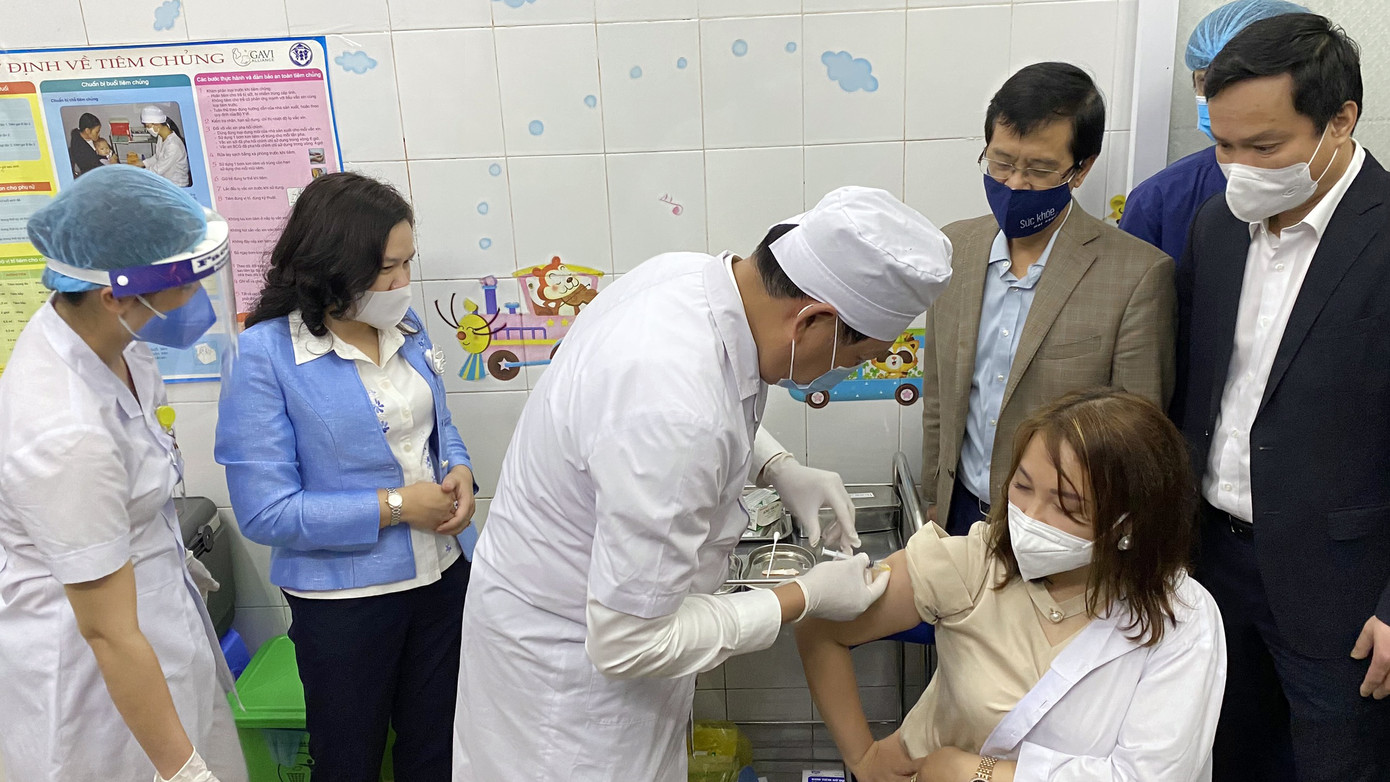 Cảm xúc người được tiêm vắc xin COVID-19 đầu tiên ở Hải Dương ảnh 7