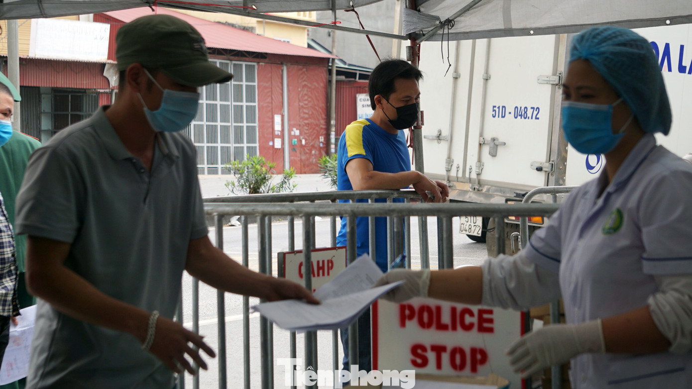 Hàng nghìn xe tải nườm nượp qua chốt COVID-19 trên QL5 ra cảng Hải Phòng ảnh 6