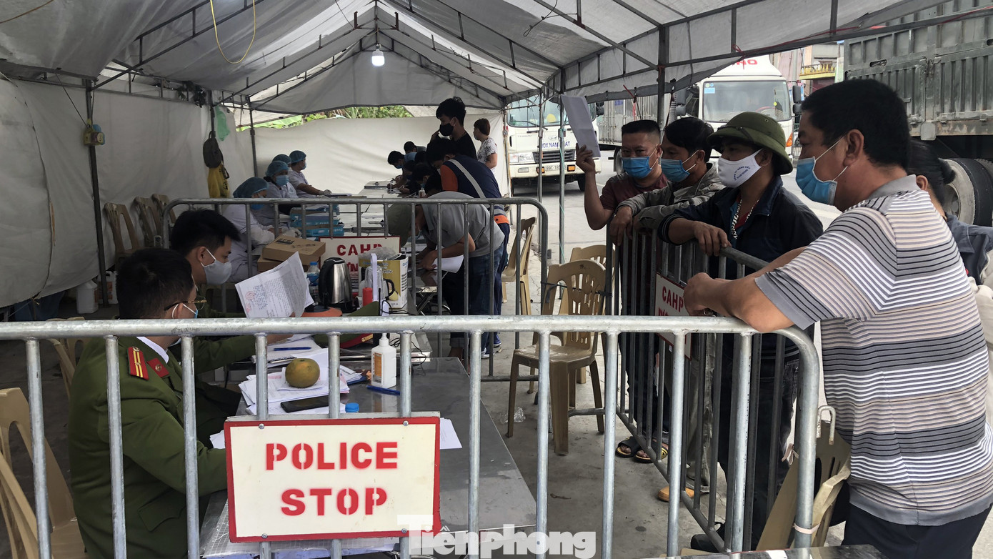 Hàng nghìn xe tải nườm nượp qua chốt COVID-19 trên QL5 ra cảng Hải Phòng ảnh 2