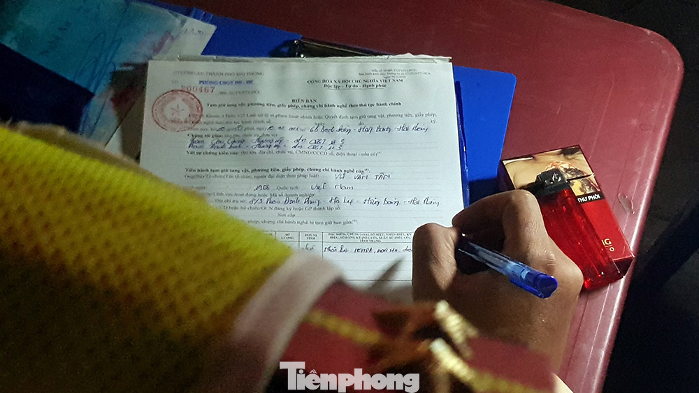 Gọi điện thoại người thân, phóng xe thông chốt đo nồng độ cồn ở Hải Phòng ảnh 13