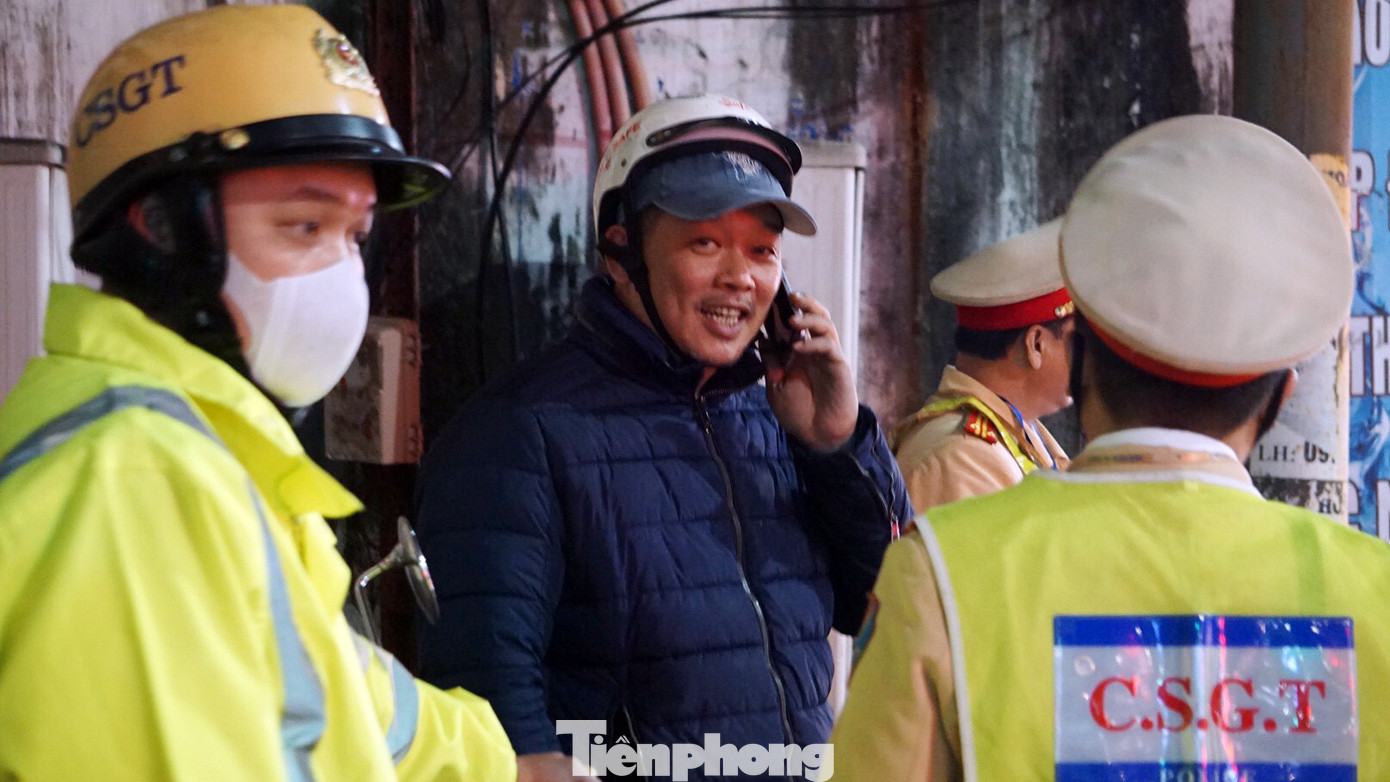 Gọi điện thoại người thân, phóng xe thông chốt đo nồng độ cồn ở Hải Phòng ảnh 8