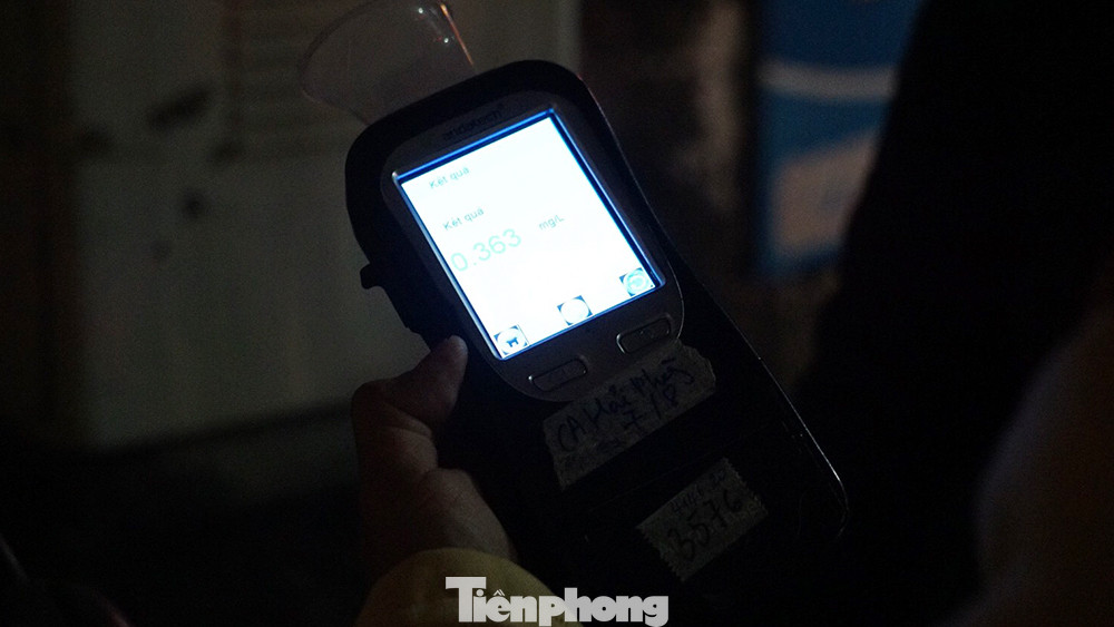 Gọi điện thoại người thân, phóng xe thông chốt đo nồng độ cồn ở Hải Phòng ảnh 7