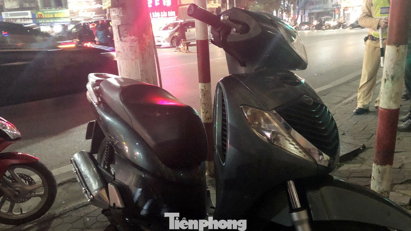 Gọi điện thoại người thân, phóng xe thông chốt đo nồng độ cồn ở Hải Phòng ảnh 11