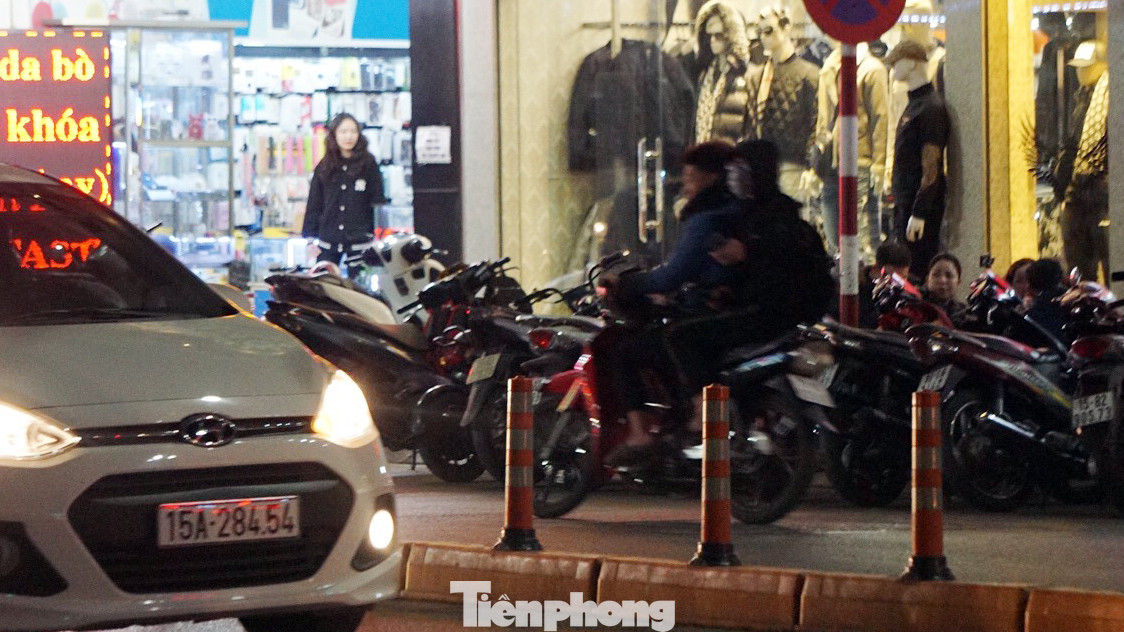 Gọi điện thoại người thân, phóng xe thông chốt đo nồng độ cồn ở Hải Phòng ảnh 9