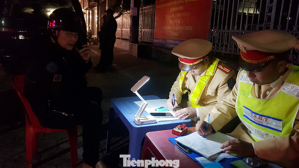 Gọi điện thoại người thân, phóng xe thông chốt đo nồng độ cồn ở Hải Phòng ảnh 12