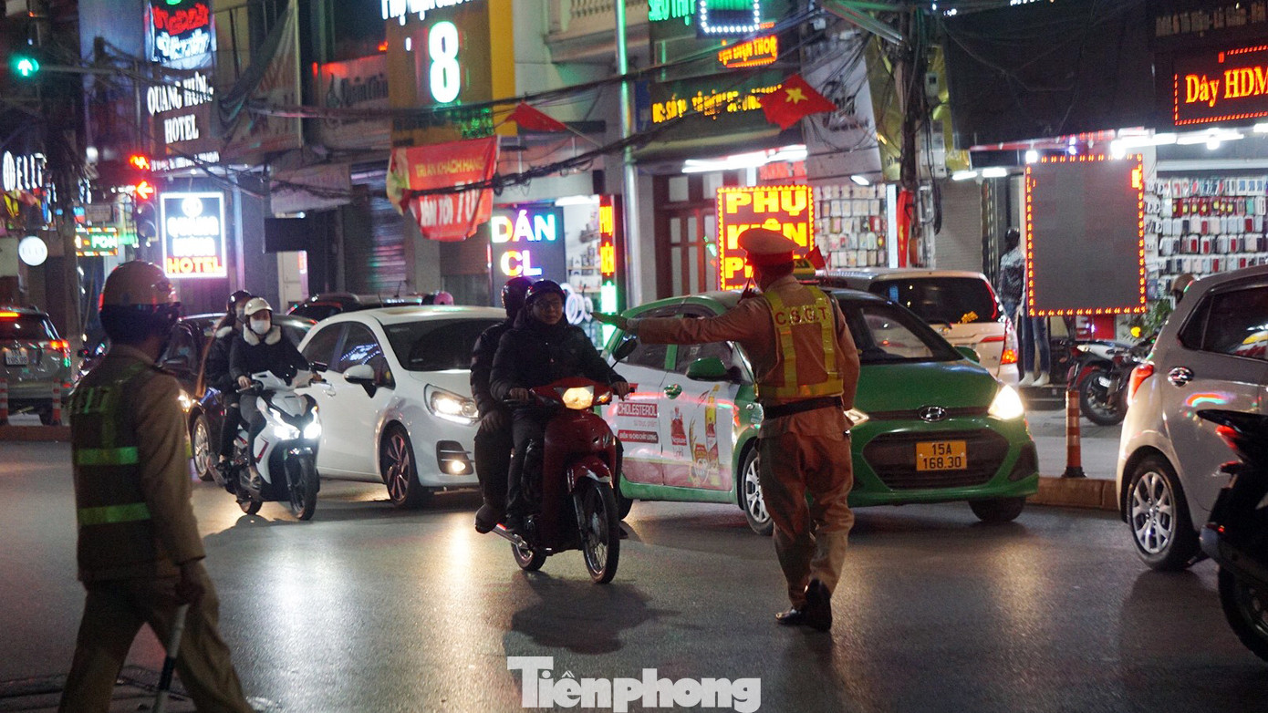 Gọi điện thoại người thân, phóng xe thông chốt đo nồng độ cồn ở Hải Phòng ảnh 2