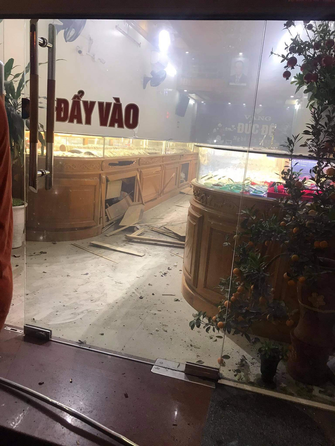 Truy bắt nghi can ném mìn tự chế vào cửa hàng vàng ở Hải Phòng ảnh 1