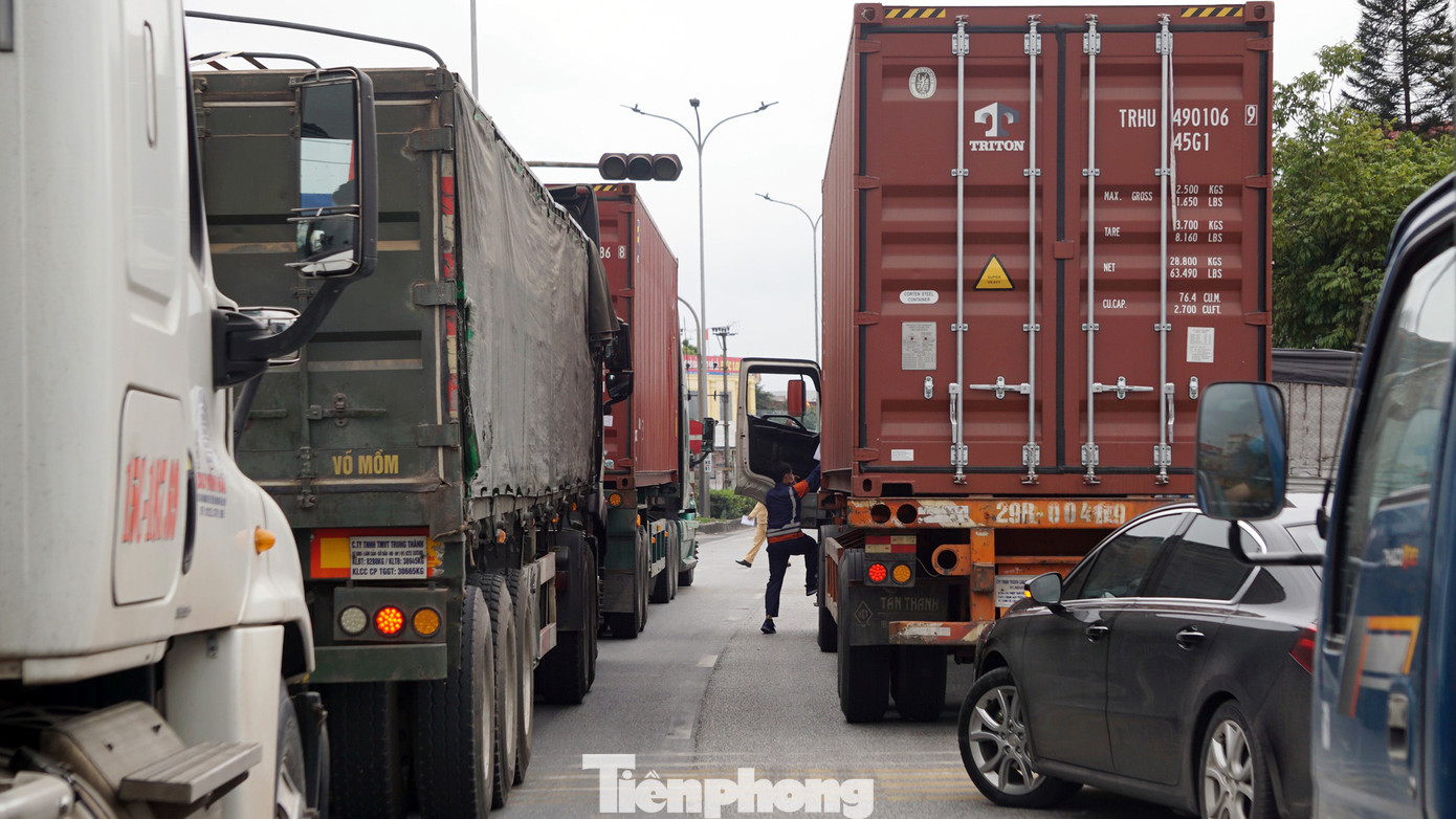 Hàng nghìn xe tải nườm nượp qua chốt COVID-19 trên QL5 ra cảng Hải Phòng ảnh 8