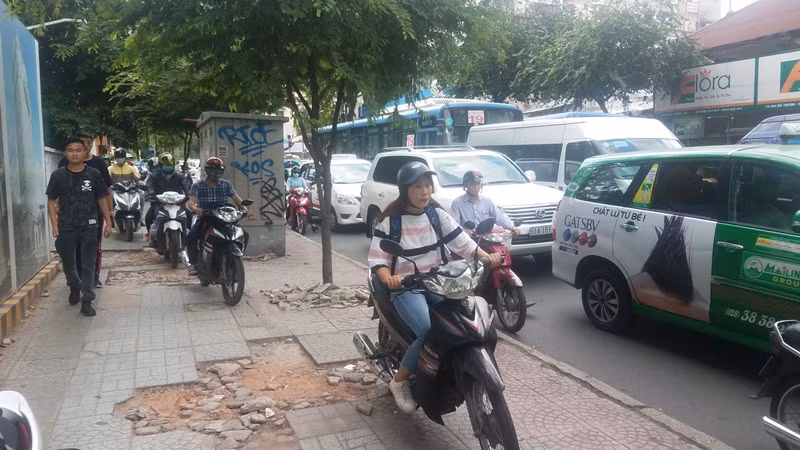 Nhiều vỉa hè ở TPHCM như 'tấm áo rách' ảnh 6