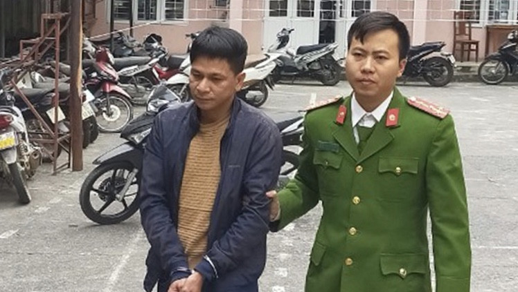 Cô gái đang ngủ bị kẻ lạ mặt đột nhập vào nhà dí dao, cướp tài sản ảnh 1