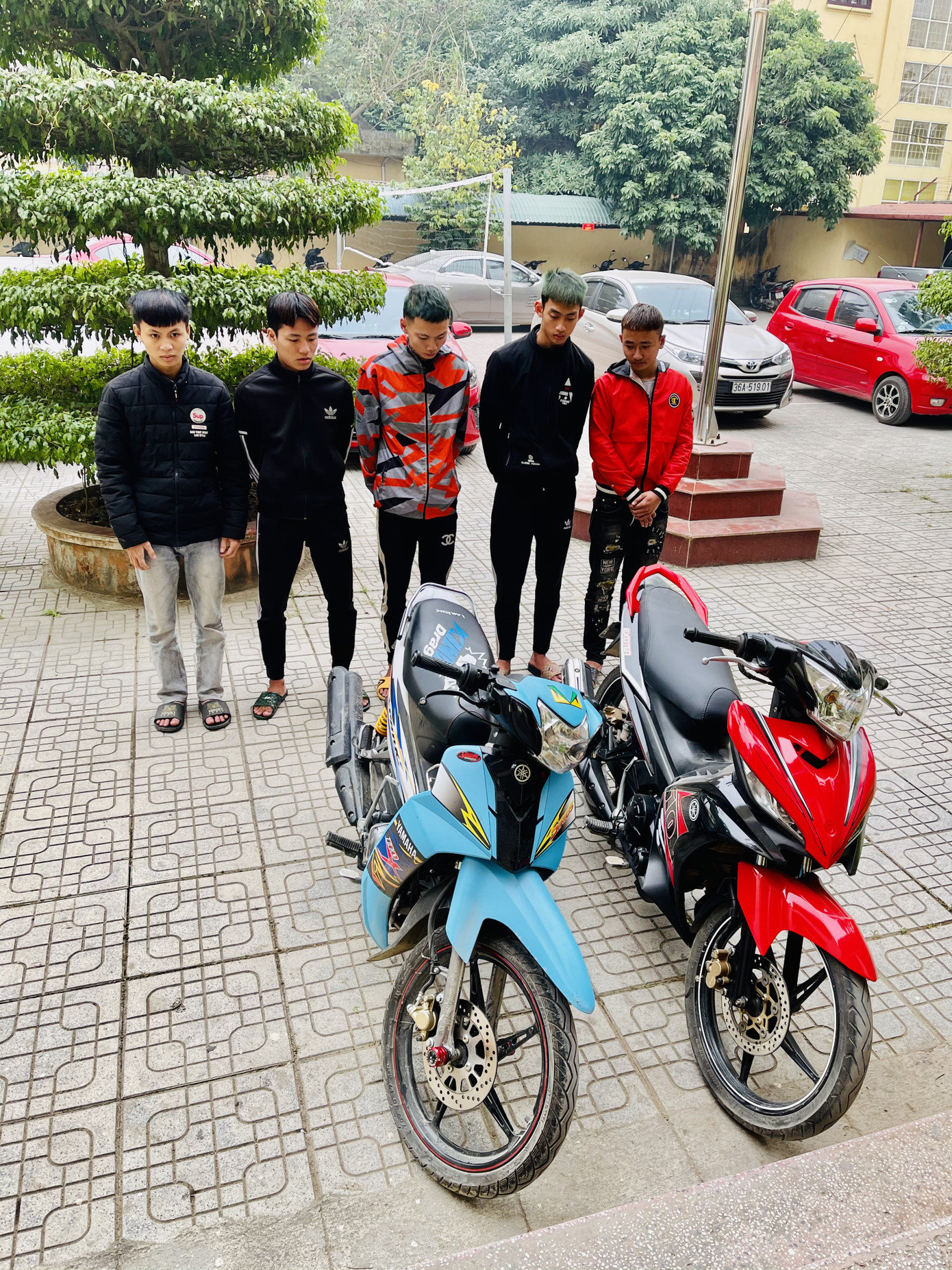 Dùng dao dí vào cổ, khống chế cướp tài sản người đi đường ảnh 1