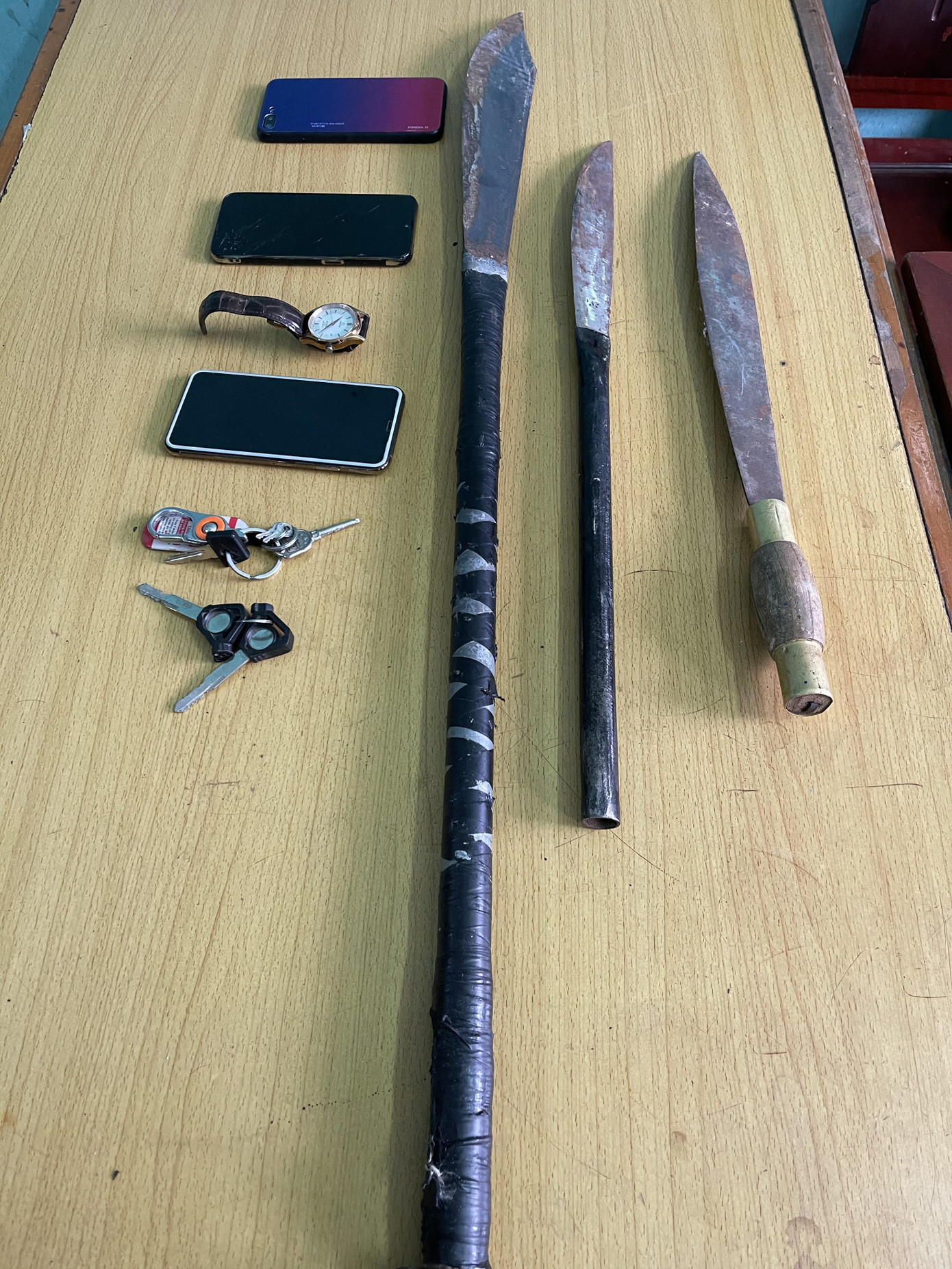 Dùng dao dí vào cổ, khống chế cướp tài sản người đi đường ảnh 2